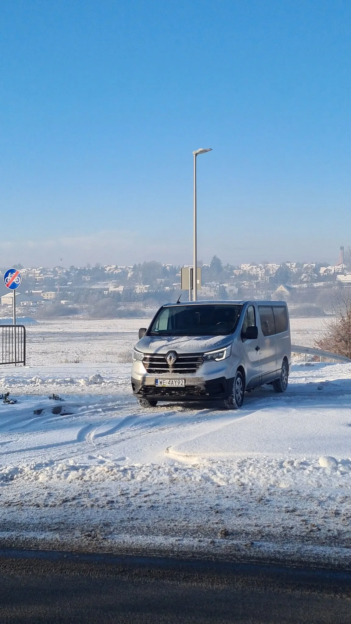 Renault Trafic KRZYŚ BUS zimą podczas trasy
